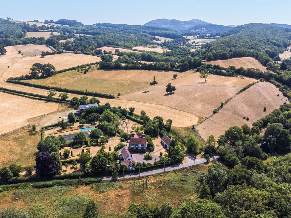 A rural landscape with fields and a house at Lower Tundridge Cottage Suckley near Malvern