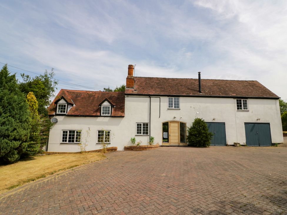 An exterior view of a house with a driveway at Lower Tundridge Cottage Suckley near Malvern