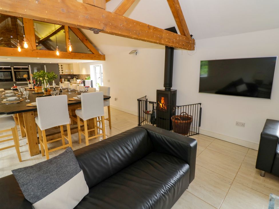 A kitchen with a dining table and chairs at Lower Tundridge Cottage Suckley near Malvern