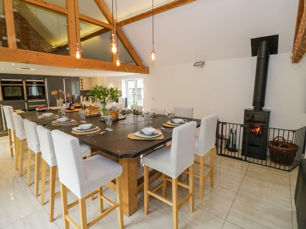 A kitchen with an island and dining area at Lower Tundridge Cottage Suckley near Malvern