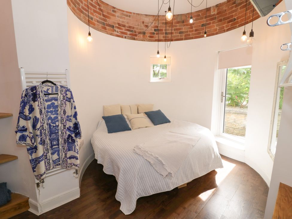 A bedroom with a bed and pillows at Lower Tundridge Cottage in Suckley near Malvern