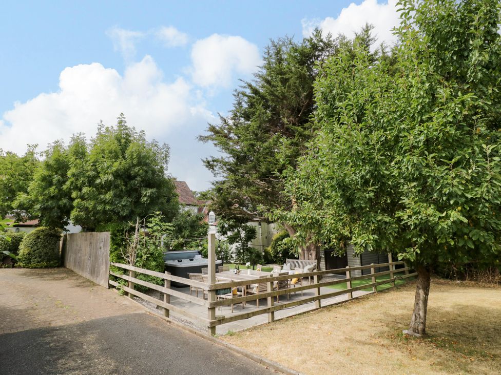 An outdoor area with a table and chairs at Lower Tundridge Cottage Suckley near Malvern