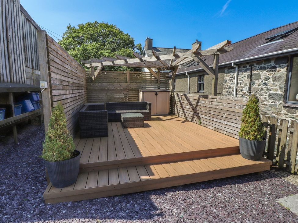 An outdoor space with decking and seating area at Wern Olau Cottage in Groeslon near Caernarfon