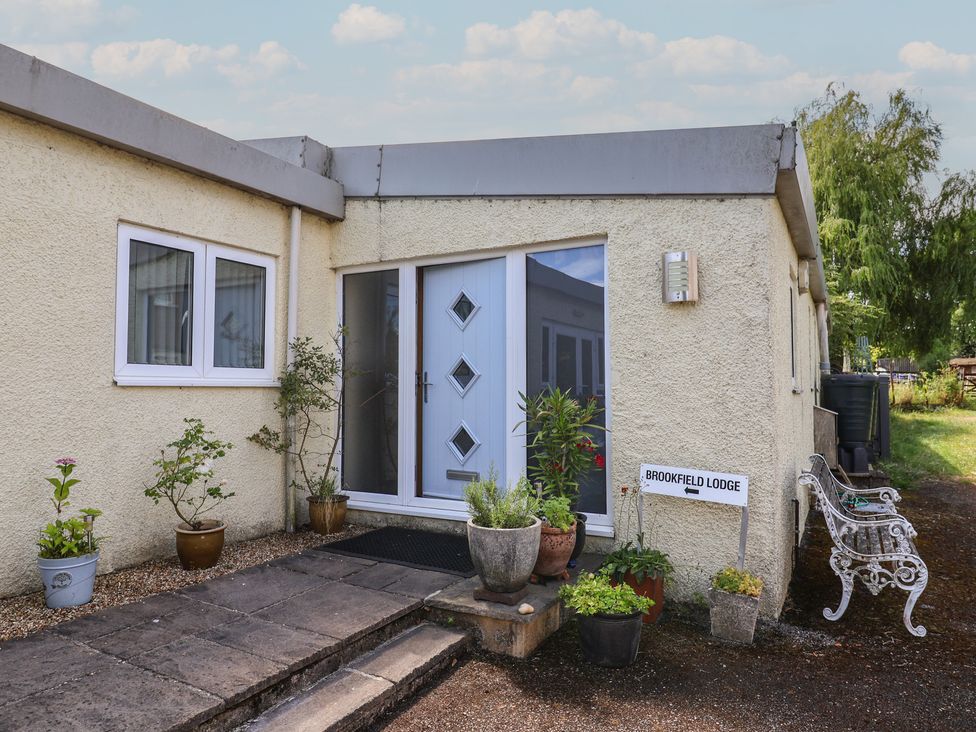 The entrance with plants and seating at Brookfield Lodge in Drimpton