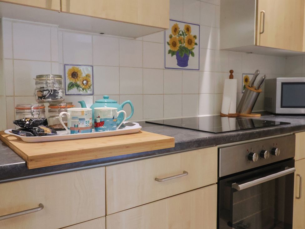 A kitchen with teapot and cups on a serving tray at Brookfield Lodge in Drimpton