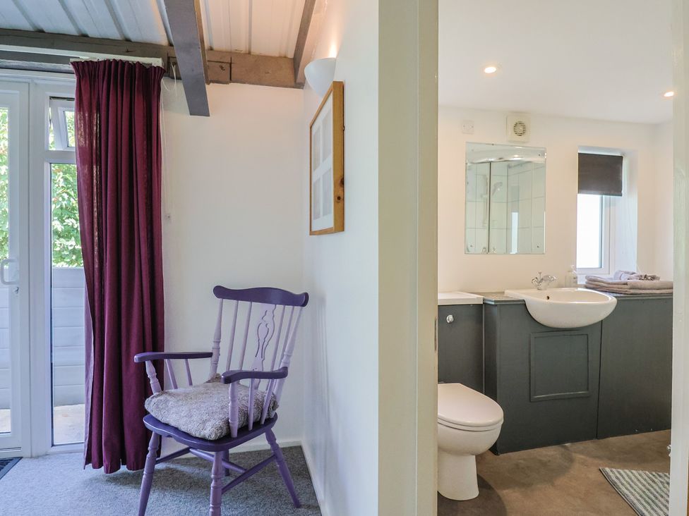 A bathroom with a sink and toilet at Brookfield Lodge Drimpton
