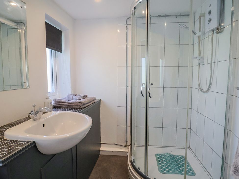 A bathroom with a sink and shower at Brookfield Lodge in Drimpton
