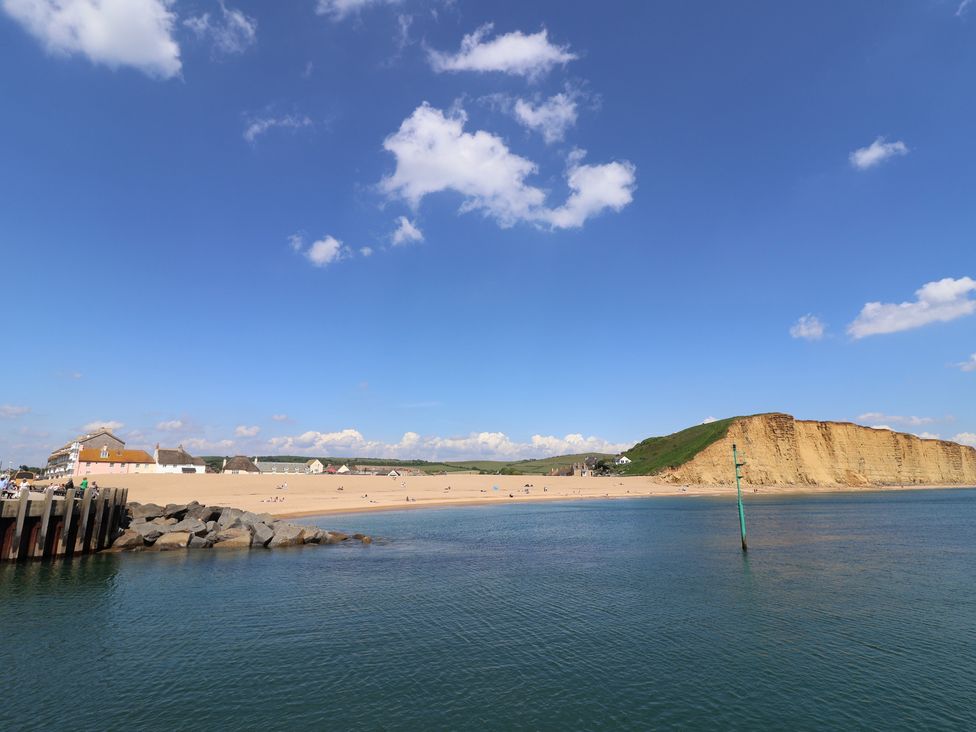 A beach with cliffs and buildings at Brookfield Lodge Drimpton