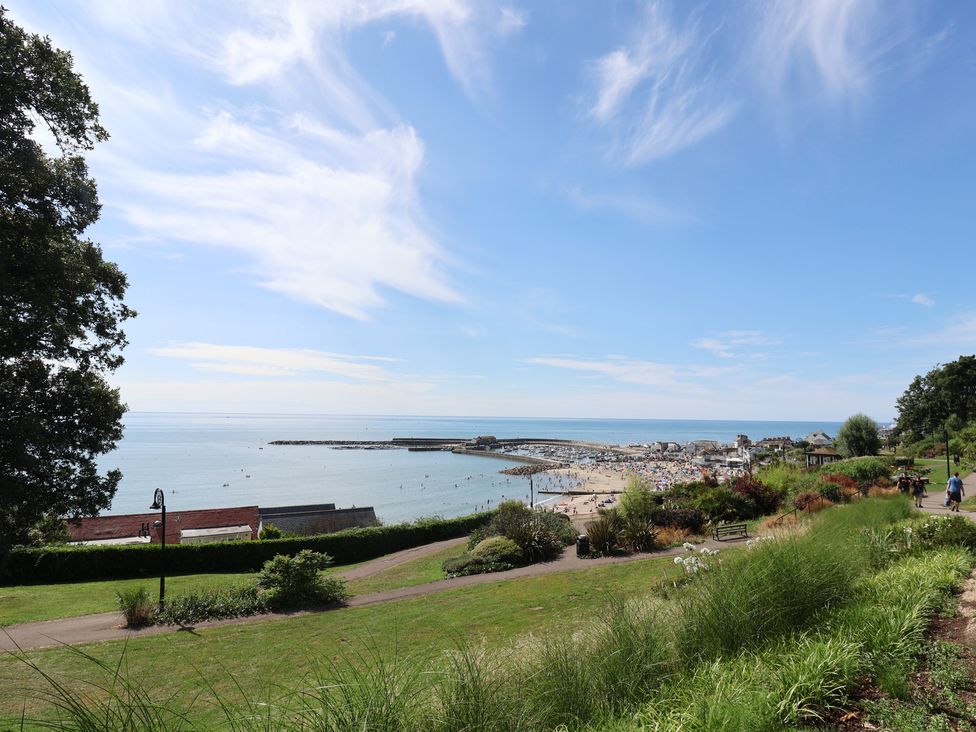 A view of the beach and ocean from a park at Brookfield Lodge in Drimpton