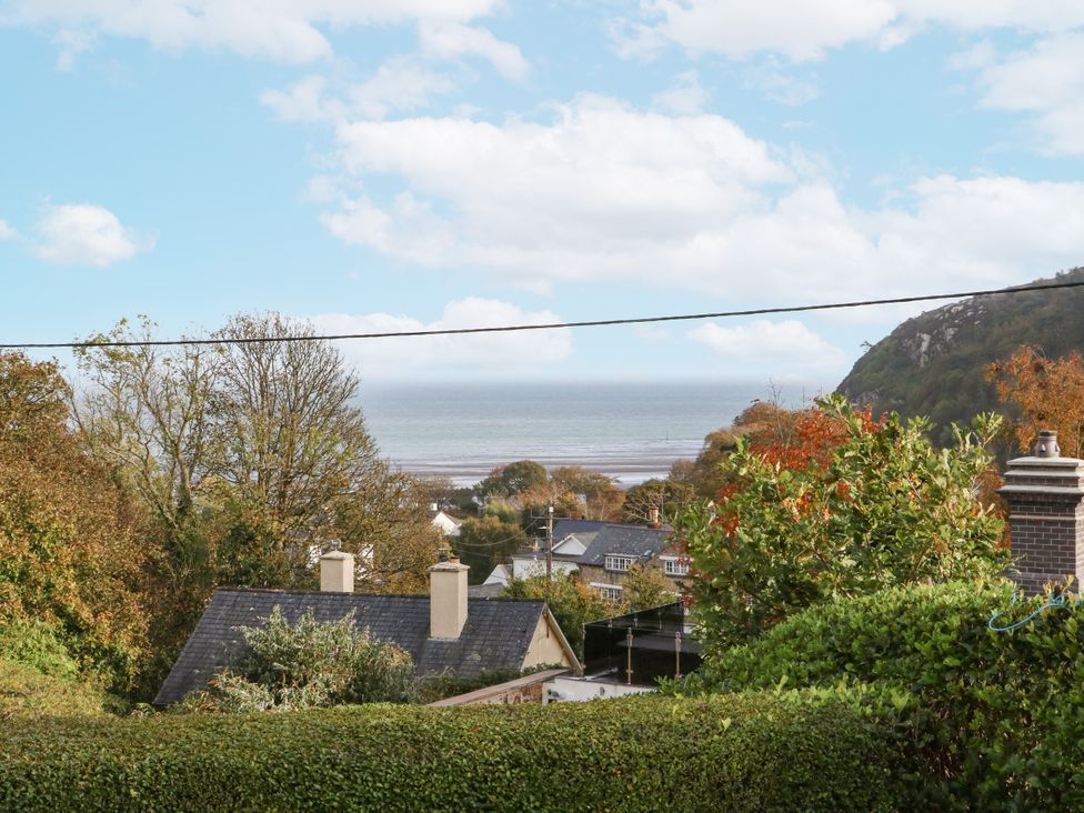 A view of the sea and surrounding houses at 2 Argoed Llanbedrog