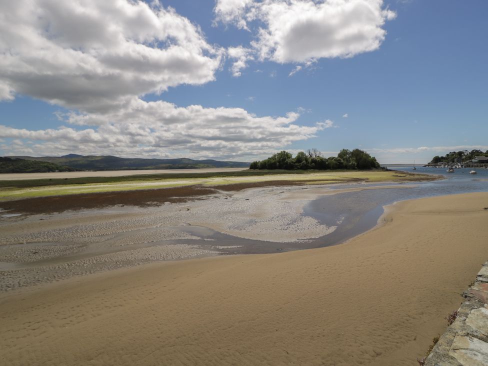 A beach with sand and water at Lan y Mor in Porthmadog