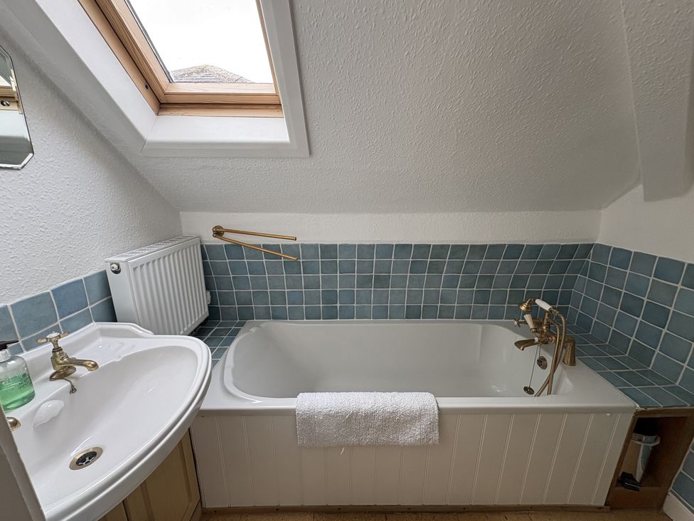 A bathroom with a bathtub and sink at Prospect Lodge Portinscale