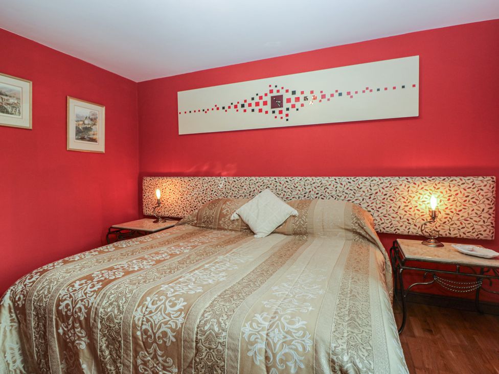 A bedroom with a bed and lamps at Stonegarth Cottage in Grasmere