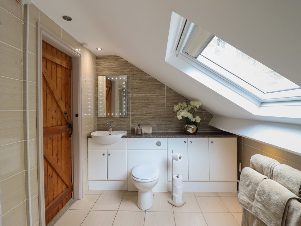 A bathroom with a sink and toilet at Cefn Uchaf Cottage Llanbedr