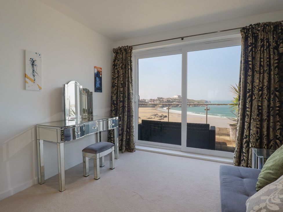 A snug with a mirror and vanity table overlooking the beach at The View in Newquay