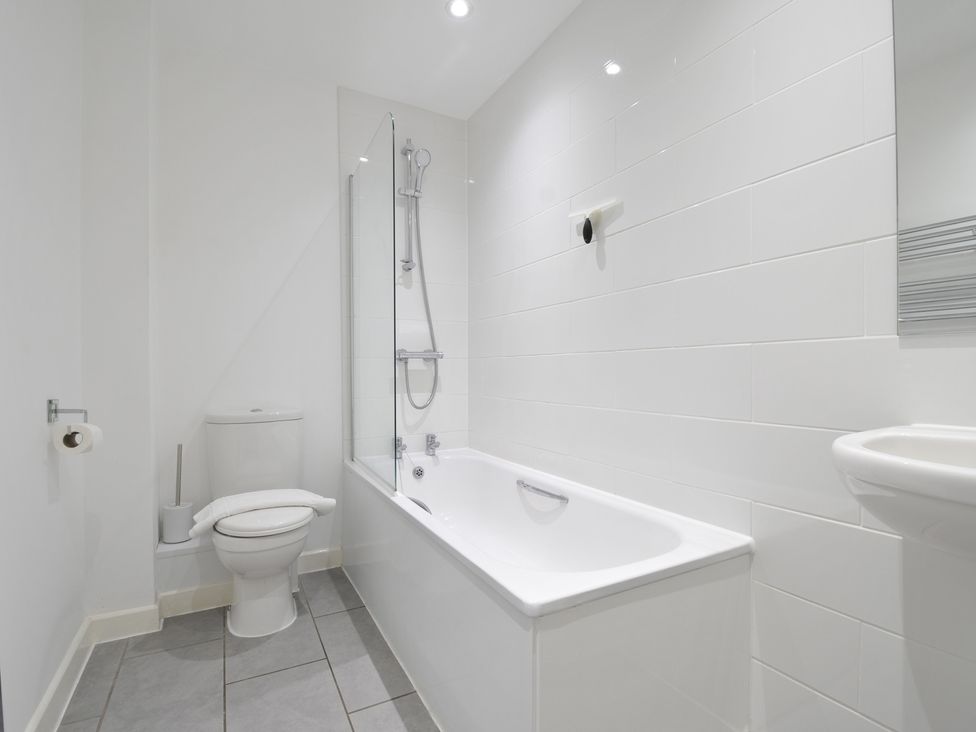A bathroom with a bathtub, toilet, and sink at The View in Newquay