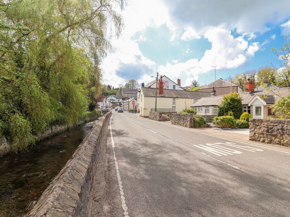 A street with houses and a stream at Riverlea in Dyserth