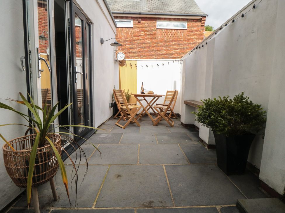 An outdoor space with a table and chairs at Harriet's Cottage in Briggswath