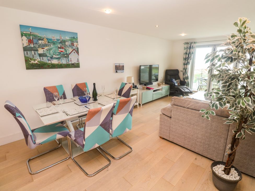 A dining area with a table and chairs at Ocean Seven in Newquay