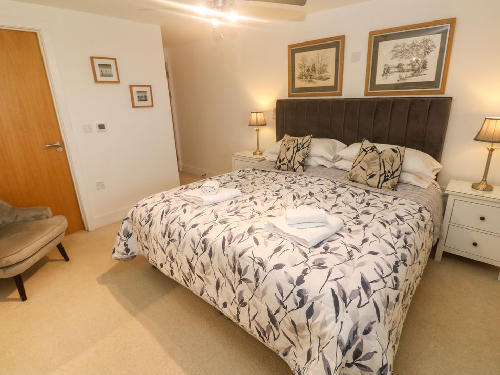 A bedroom with a bed and bedside tables at Ocean Seven in Newquay