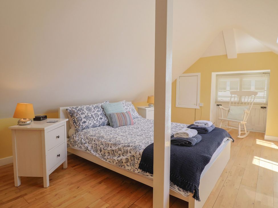 A bedroom with a bed and bedside table at Pottery Barn in Branscombe