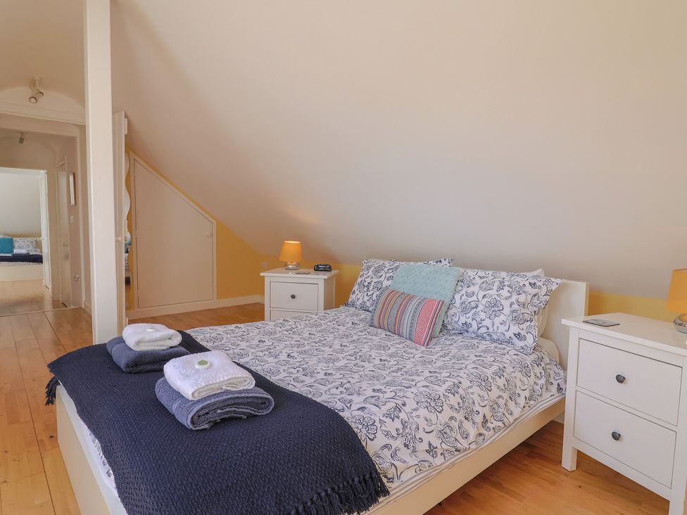 A bedroom with a bed and bedside table at Pottery Barn in Branscombe