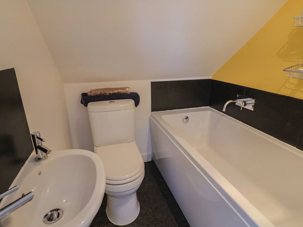 A bathroom with a toilet, sink, and bathtub at Pottery Barn in Branscombe