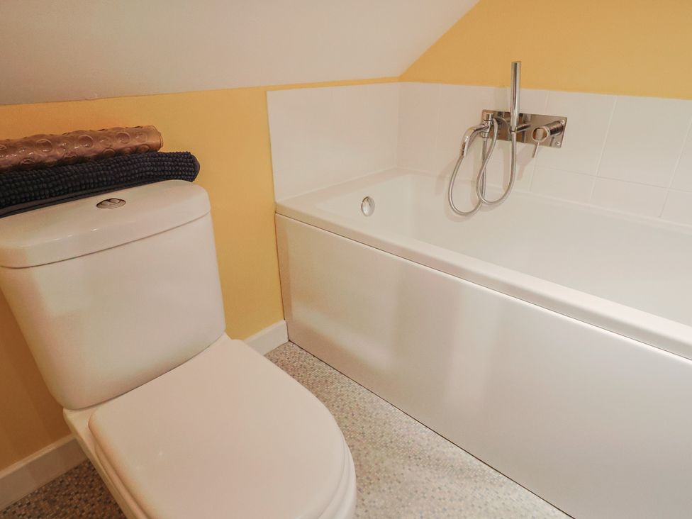 A bathroom with a toilet and a bathtub at Pottery Barn in Branscombe