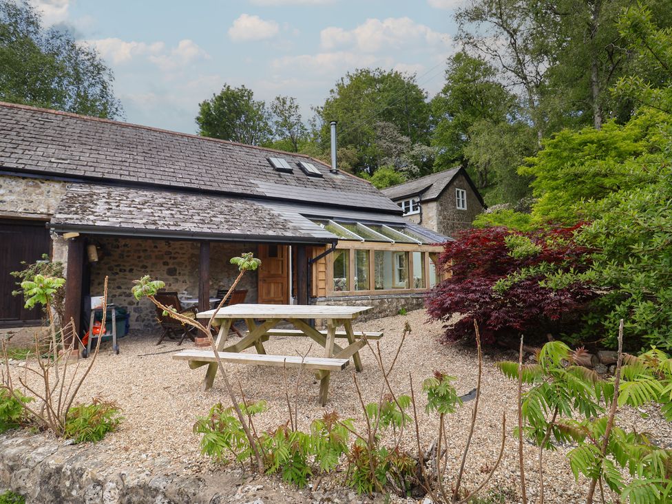 An outdoor area with a picnic table and garden at Pottery Barn in Branscombe