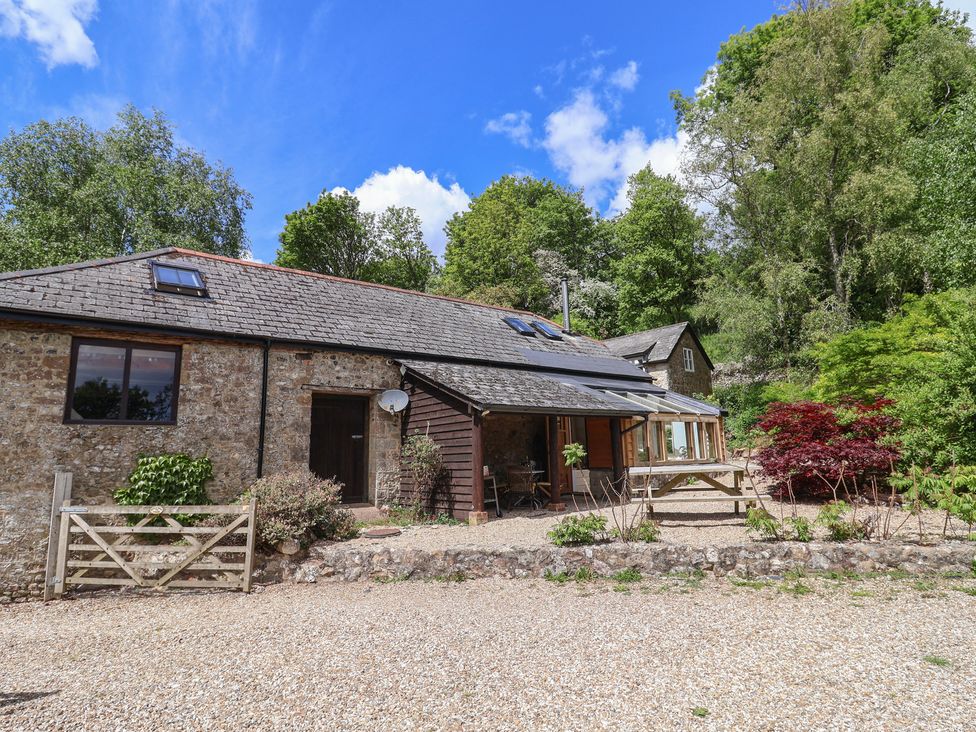 A house with garden areas at Pottery Barn in Branscombe