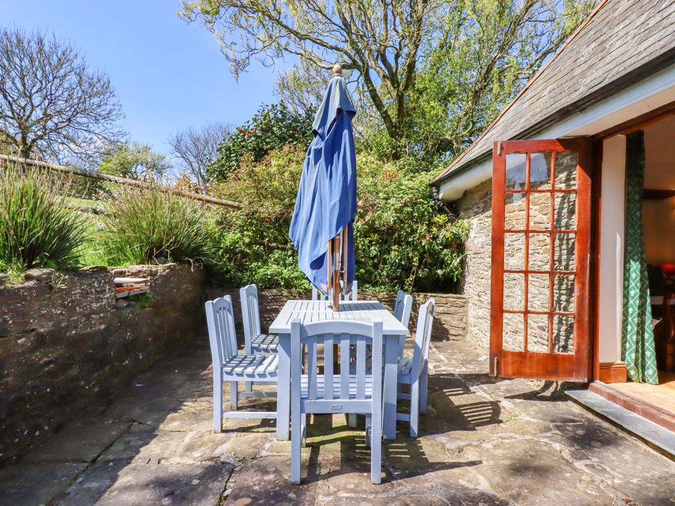 An outdoor seating area with a table and chairs at East Bickleigh in Halwell