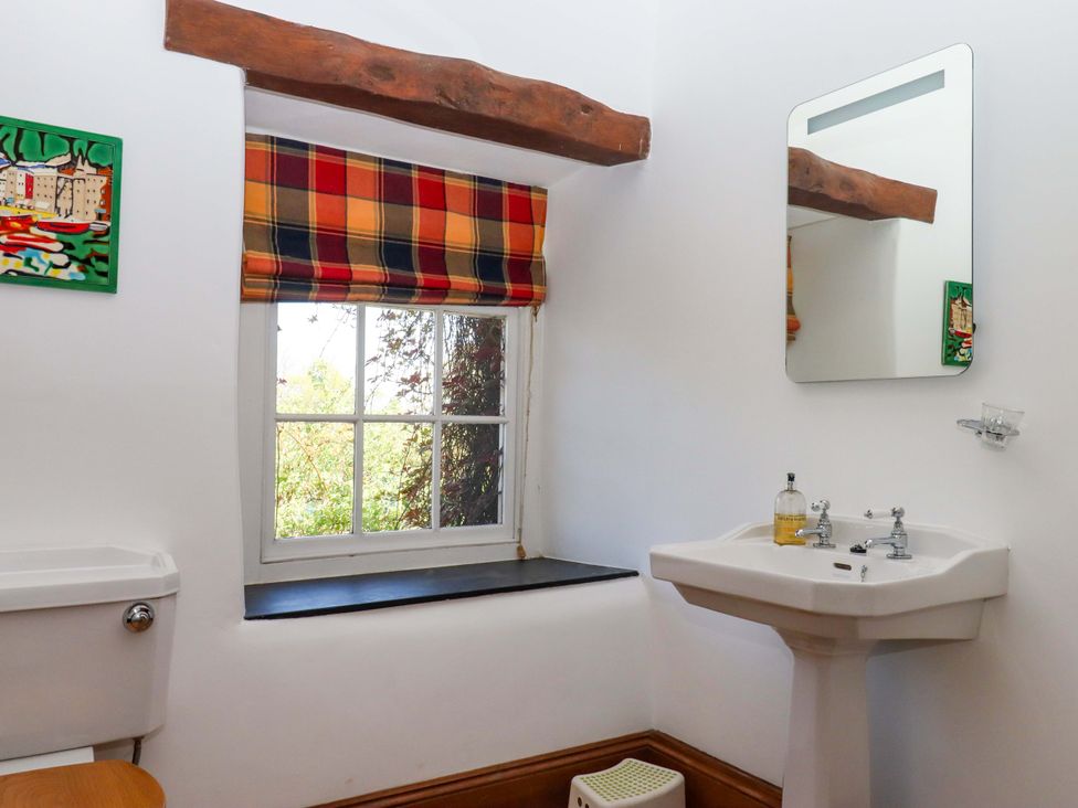 A bathroom with a sink and toilet at East Bickleigh Halwell