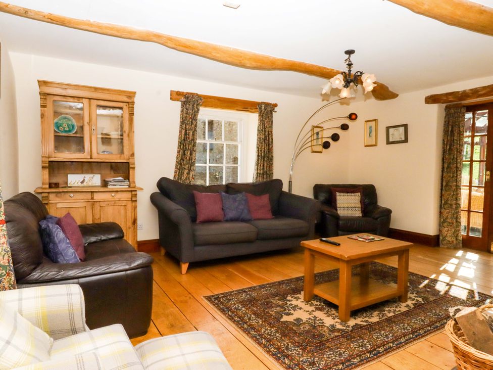 A living room with sofas and a coffee table at Oak Tree in Halwell