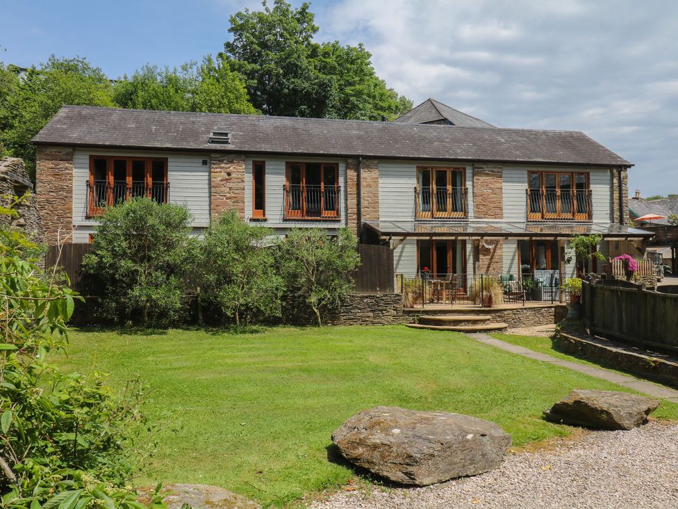 A house with balconies and garden at Fixit Cottage in Kingsbridge