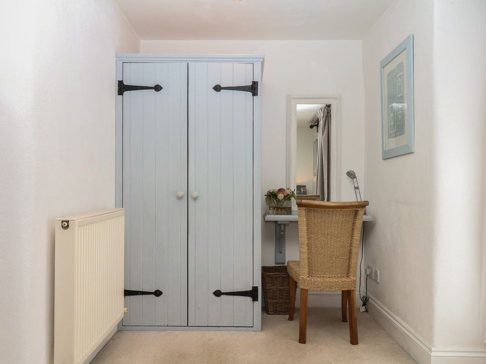 A dressing room with a desk and a mirror at Mixit Cottage in Kingsbridge