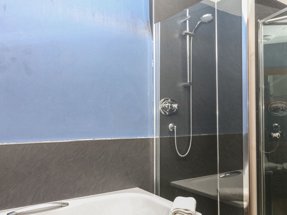 A bathroom with a bathtub and shower at Mixit Cottage in Kingsbridge