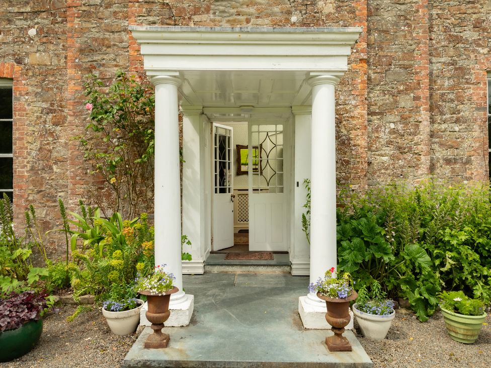 An entrance with plants at Parnacott in Holsworthy