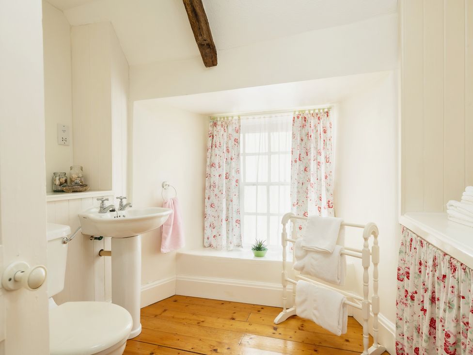 A bathroom with a sink and toilet at Parnacott in Holsworthy