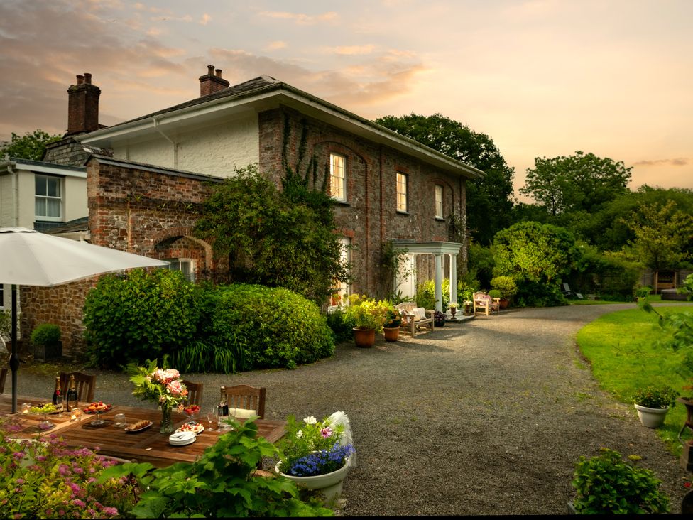A house with garden furniture and plants at Parnacott in Holsworthy