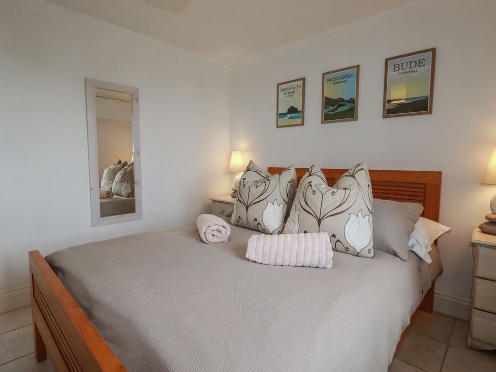 A bedroom with a bed and decorative pillows at Atlantic View in Tintagel
