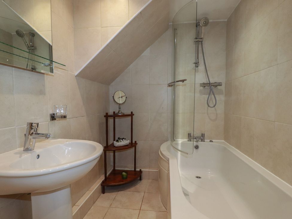 A bathroom with a sink and bathtub at Atlantic View in Tintagel