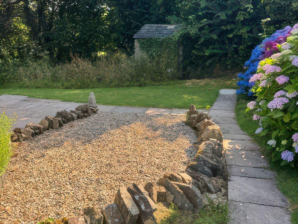 A garden with gravel and stone border at Kingbarth in Lerryn