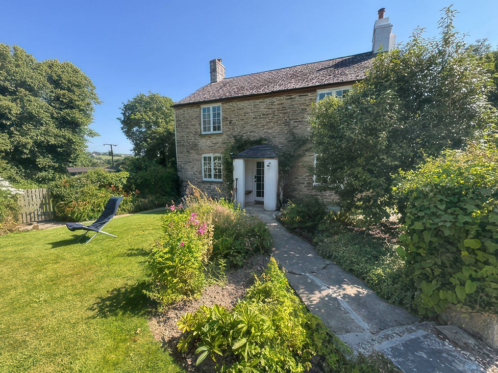 A house with a garden and pathway at Kingbarth in Lerryn