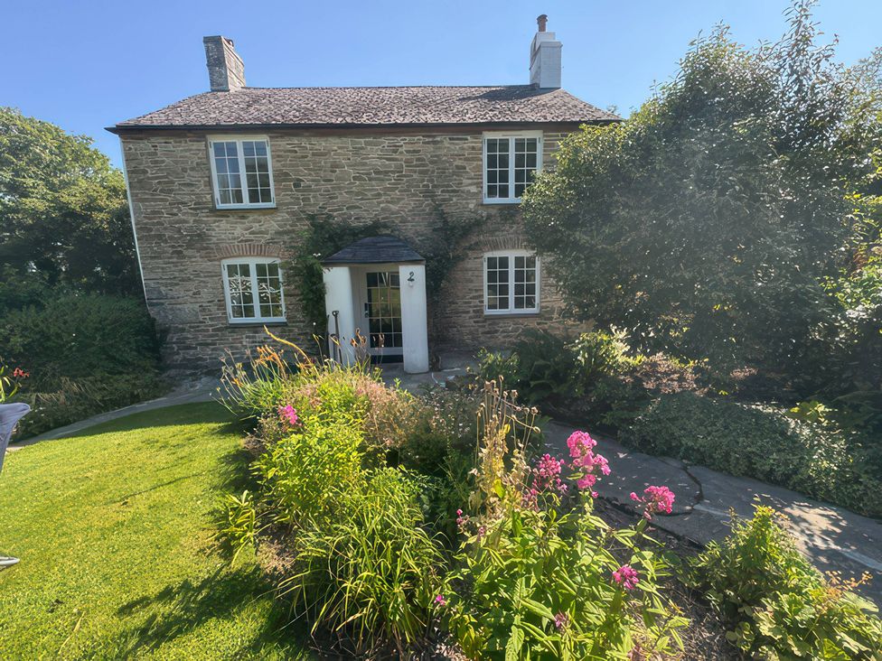A house with flowers in the garden at Kingbarth in Lerryn