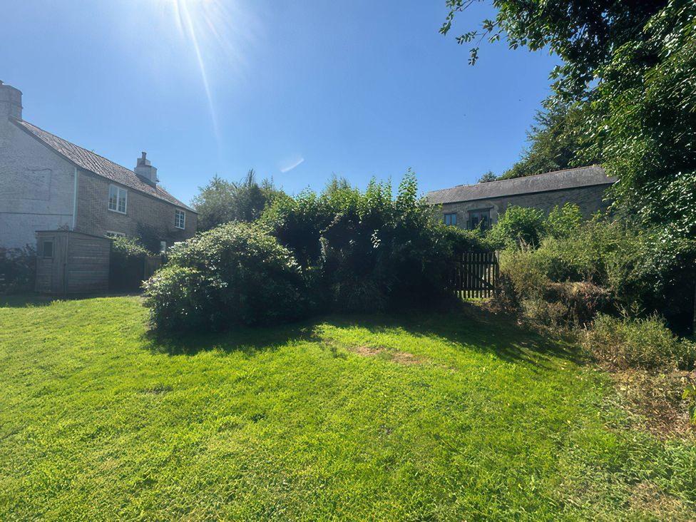 A garden with grass and trees at Kingbarth in Lerryn