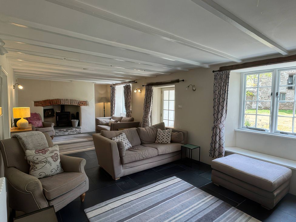 A living room with sofas and an armchair at Kingbarth in Lerryn