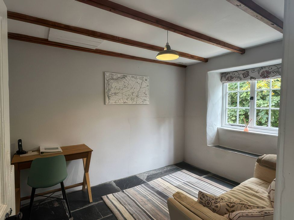 An office with a desk and chair at Kingbarth in Lerryn