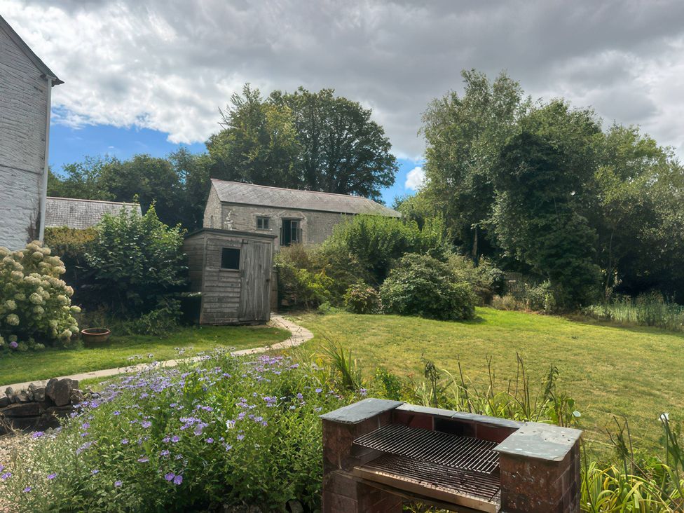 A garden with a shed and grill at Kingbarth in Lerryn