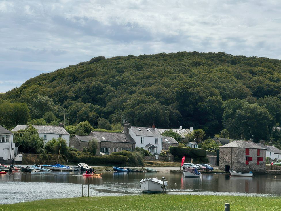 A view of houses and boats by the water at Kingbarth in Lerryn