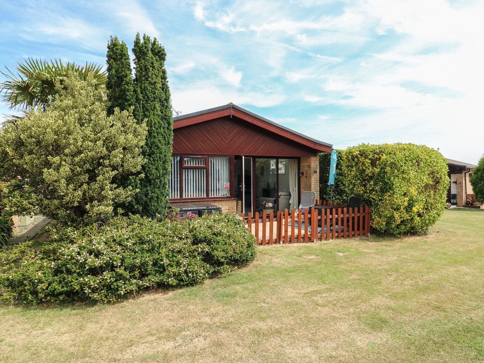 A house with a garden and fence at 38 St Margarets in St Margaret's At Cliffe